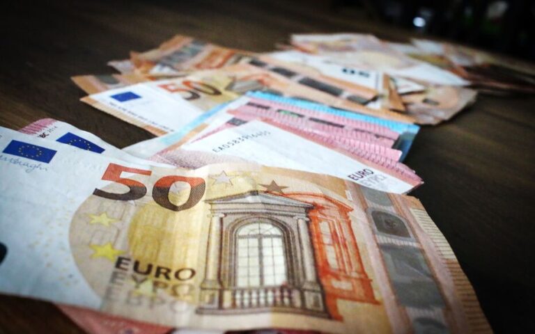 Illustration Argent liquide billets de banque euros